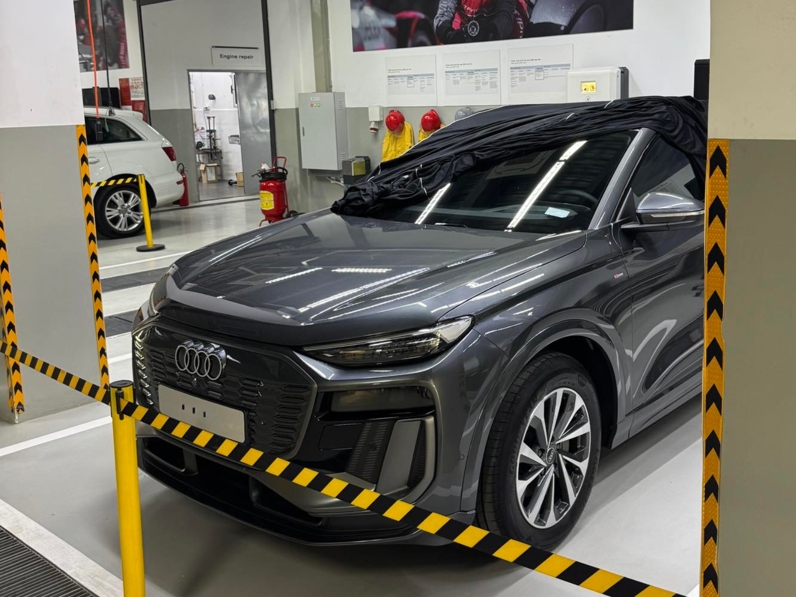 Audi Q6 e-tron lộ ảnh tại Việt Nam: Giá dự kiến hơn 3 tỷ đồng, mạnh 322 mã lực, chạy Hà Nội - Vinh khứ hồi không cần sạc- Ảnh 2. Audi Q6 e-tron lộ ảnh tại Việt Nam: Giá dự kiến hơn 3 tỷ đồng, mạnh 322 mã lực, chạy Hà Nội - Vinh khứ hồi không cần sạc- Ảnh 2.