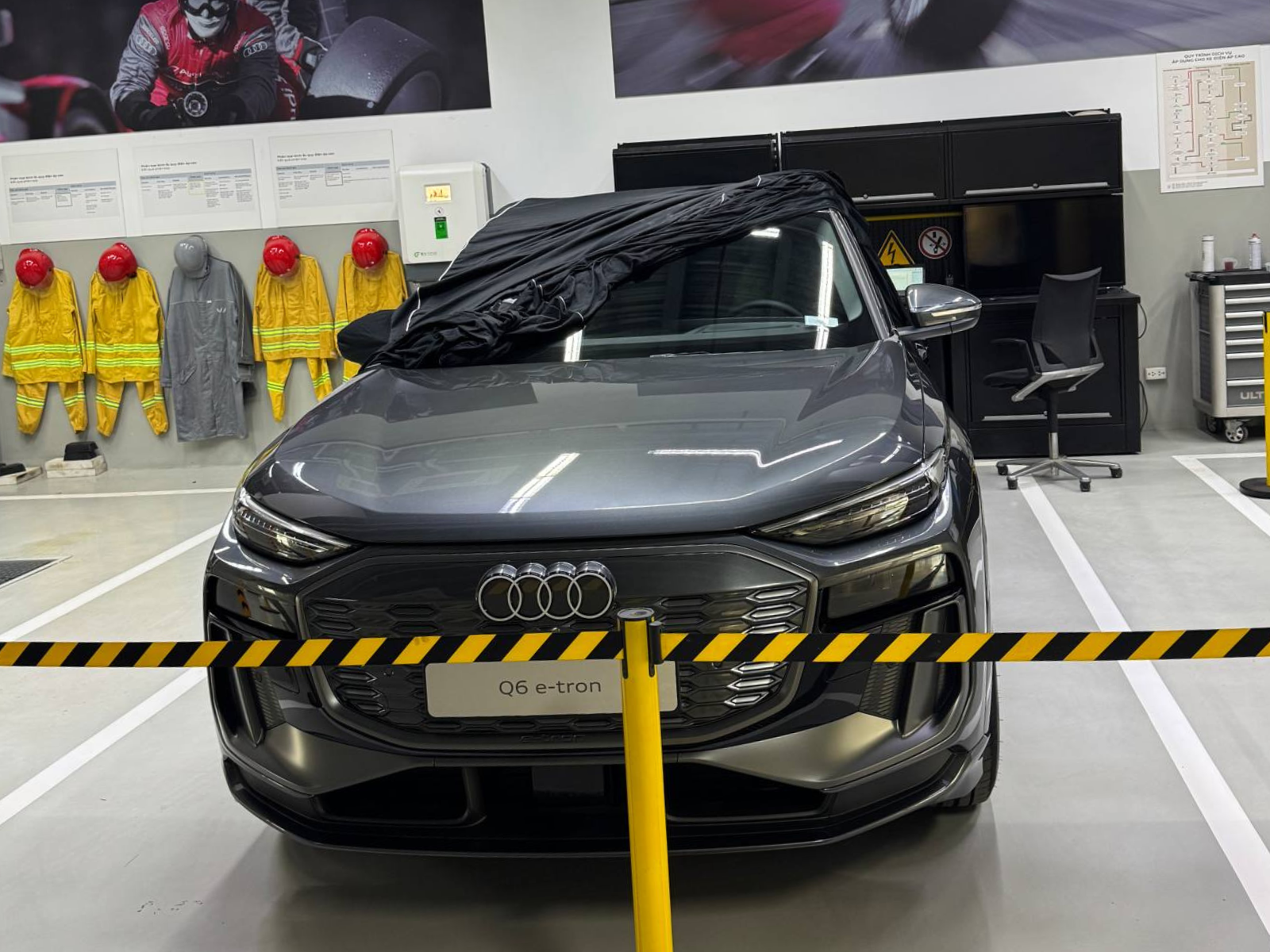 Audi Q6 e-tron lộ ảnh tại Việt Nam: Giá dự kiến hơn 3 tỷ đồng, mạnh 322 mã lực, chạy Hà Nội - Vinh khứ hồi không cần sạc- Ảnh 3. Audi Q6 e-tron lộ ảnh tại Việt Nam: Giá dự kiến hơn 3 tỷ đồng, mạnh 322 mã lực, chạy Hà Nội - Vinh khứ hồi không cần sạc- Ảnh 3.