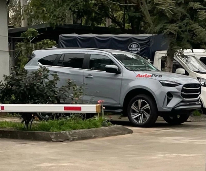 Đại lý báo Isuzu mu-X 2025 ra mắt Việt Nam tháng sau, cạnh tranh Everest bằng thiết kế mới long lanh, động cơ có thể gây tranh cãi- Ảnh 4. Đại lý báo Isuzu mu-X 2025 ra mắt Việt Nam tháng sau, cạnh tranh Everest bằng thiết kế mới long lanh, động cơ có thể gây tranh cãi- Ảnh 4.