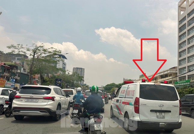 Cận cảnh xe taxi làm mờ biển số để trốn phạt nguội- Ảnh 1. Cận cảnh xe taxi làm mờ biển số để trốn phạt nguội- Ảnh 1.
