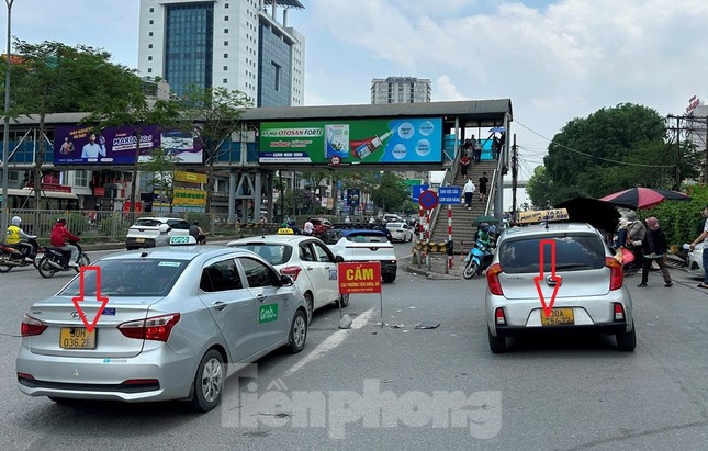 Cận cảnh xe taxi làm mờ biển số để trốn phạt nguội- Ảnh 3. Cận cảnh xe taxi làm mờ biển số để trốn phạt nguội- Ảnh 3.