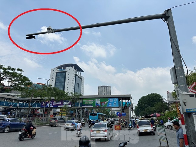 Cận cảnh xe taxi làm mờ biển số để trốn phạt nguội- Ảnh 4. Cận cảnh xe taxi làm mờ biển số để trốn phạt nguội- Ảnh 4.