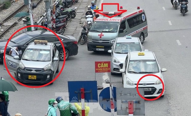 Cận cảnh xe taxi làm mờ biển số để trốn phạt nguội- Ảnh 5. Cận cảnh xe taxi làm mờ biển số để trốn phạt nguội- Ảnh 5.