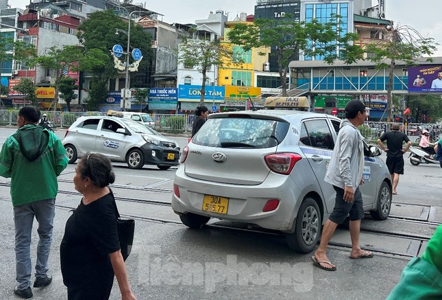 Cận cảnh xe taxi làm mờ biển số để trốn phạt nguội- Ảnh 6. Cận cảnh xe taxi làm mờ biển số để trốn phạt nguội- Ảnh 6.