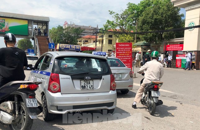 Cận cảnh xe taxi làm mờ biển số để trốn phạt nguội- Ảnh 7. Cận cảnh xe taxi làm mờ biển số để trốn phạt nguội- Ảnh 7.