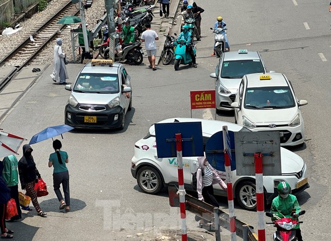 Cận cảnh xe taxi làm mờ biển số để trốn phạt nguội