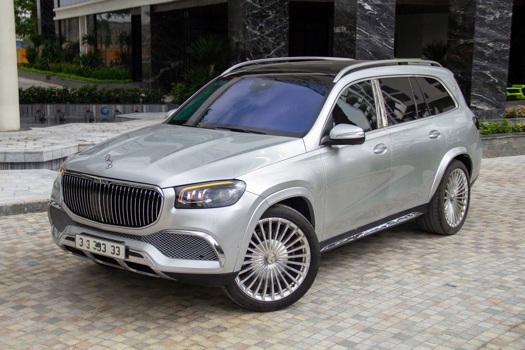 Chiếc xe trông giống Mercedes-Maybach GLS 600 này có giá bán lại gần 3,8 tỷ đồng: Chủ cũ độ nhiều chi tiết nhưng chừa lại nội thất 'zin'- Ảnh 5. Chiếc xe trông giống Mercedes-Maybach GLS 600 này có giá bán lại gần 3,8 tỷ đồng: Chủ cũ độ nhiều chi tiết nhưng chừa lại nội thất 'zin'- Ảnh 5.