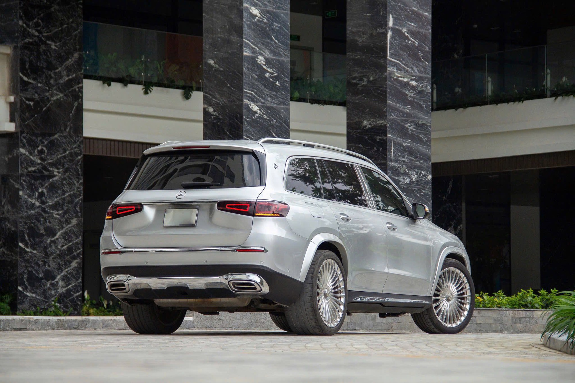 Chiếc xe trông giống Mercedes-Maybach GLS 600 này có giá bán lại gần 3,8 tỷ đồng: Chủ cũ độ nhiều chi tiết nhưng chừa lại nội thất 'zin'- Ảnh 3. Chiếc xe trông giống Mercedes-Maybach GLS 600 này có giá bán lại gần 3,8 tỷ đồng: Chủ cũ độ nhiều chi tiết nhưng chừa lại nội thất 'zin'- Ảnh 3.