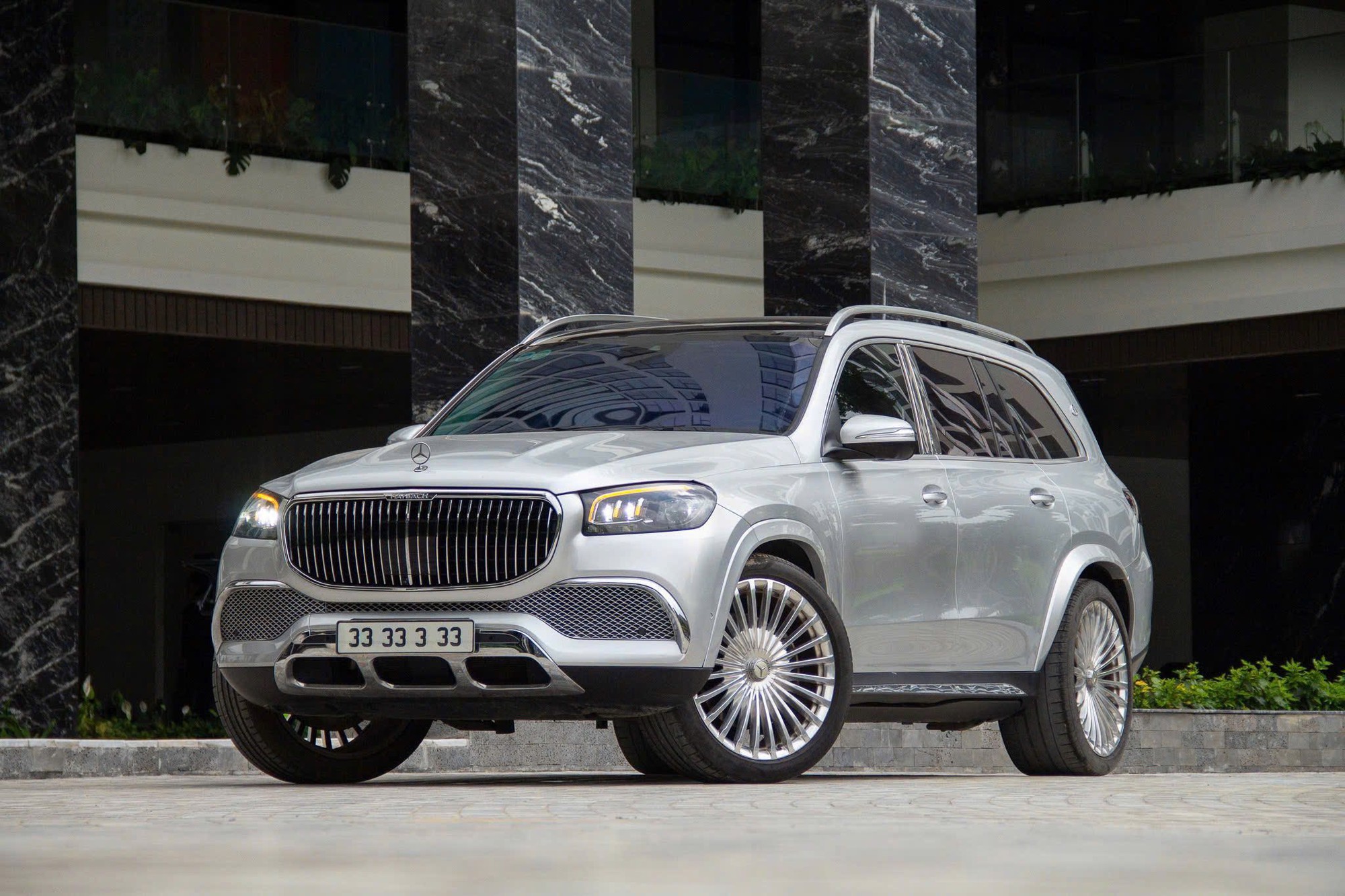 Chiếc xe trông giống Mercedes-Maybach GLS 600 này có giá bán lại gần 3,8 tỷ đồng: Chủ cũ độ nhiều chi tiết nhưng chừa lại nội thất 'zin'- Ảnh 2. Chiếc xe trông giống Mercedes-Maybach GLS 600 này có giá bán lại gần 3,8 tỷ đồng: Chủ cũ độ nhiều chi tiết nhưng chừa lại nội thất 'zin'- Ảnh 2.
