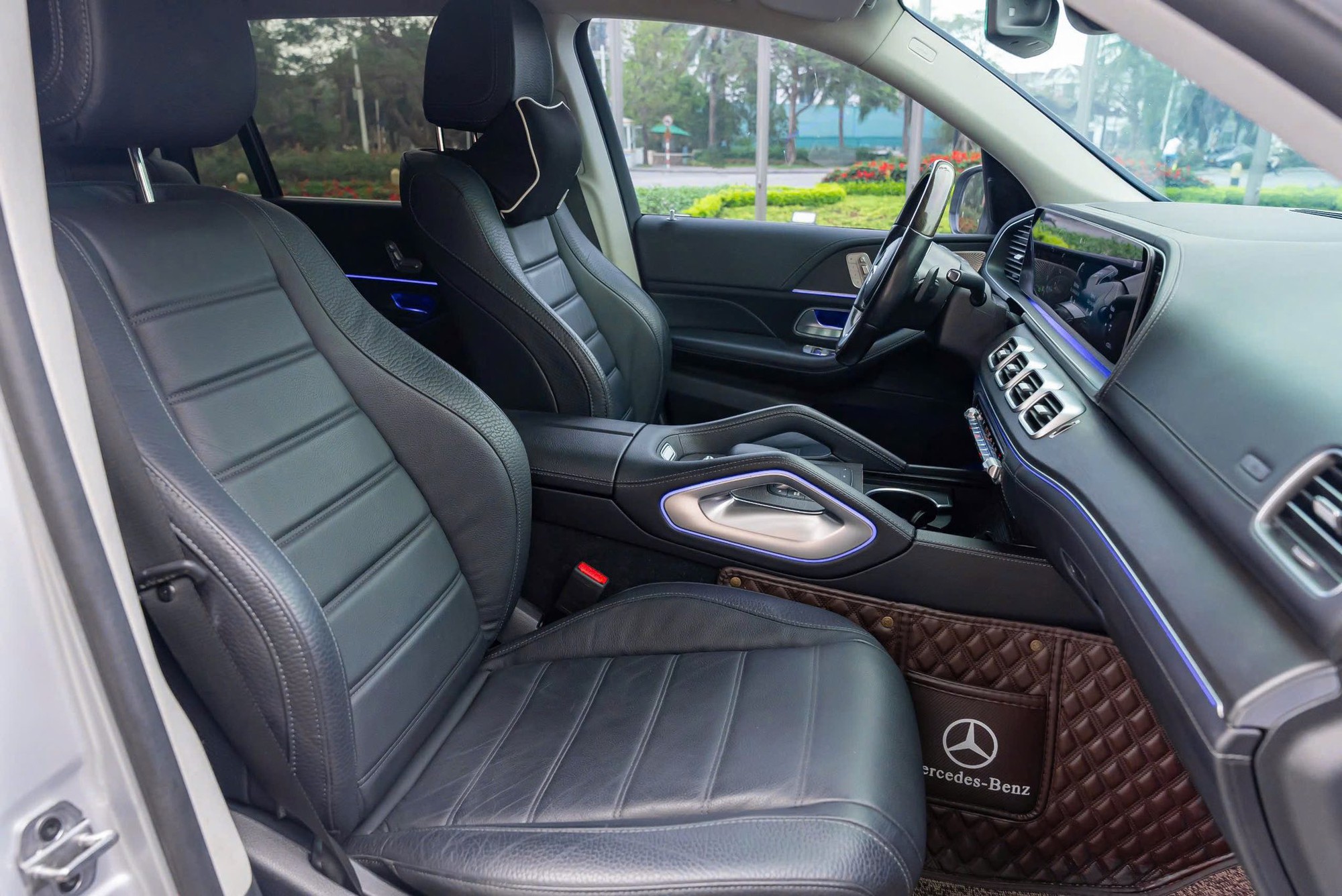 Chiếc xe trông giống Mercedes-Maybach GLS 600 này có giá bán lại gần 3,8 tỷ đồng: Chủ cũ độ nhiều chi tiết nhưng chừa lại nội thất 'zin'- Ảnh 11. Chiếc xe trông giống Mercedes-Maybach GLS 600 này có giá bán lại gần 3,8 tỷ đồng: Chủ cũ độ nhiều chi tiết nhưng chừa lại nội thất 'zin'- Ảnh 11.