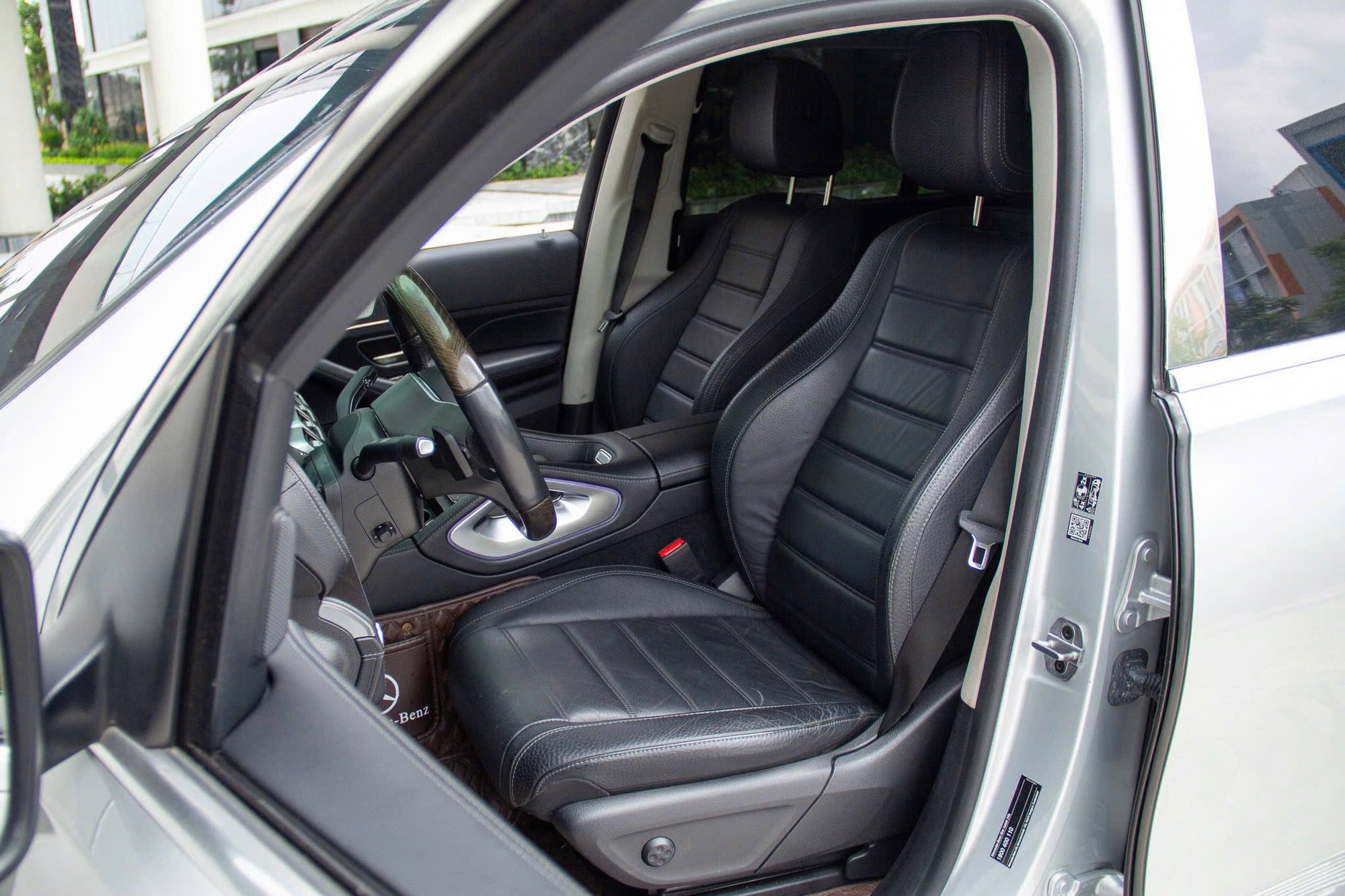 Chiếc xe trông giống Mercedes-Maybach GLS 600 này có giá bán lại gần 3,8 tỷ đồng: Chủ cũ độ nhiều chi tiết nhưng chừa lại nội thất 'zin'- Ảnh 10. Chiếc xe trông giống Mercedes-Maybach GLS 600 này có giá bán lại gần 3,8 tỷ đồng: Chủ cũ độ nhiều chi tiết nhưng chừa lại nội thất 'zin'- Ảnh 10.