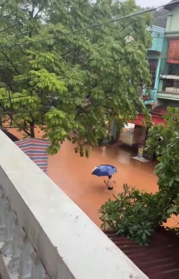 Clip người dân đẩy ô tô bị ngập trong biển nước, các tỉnh phía Bắc đang có mưa lớn- Ảnh 3. Clip người dân đẩy ô tô bị ngập trong biển nước, các tỉnh phía Bắc đang có mưa lớn- Ảnh 3.