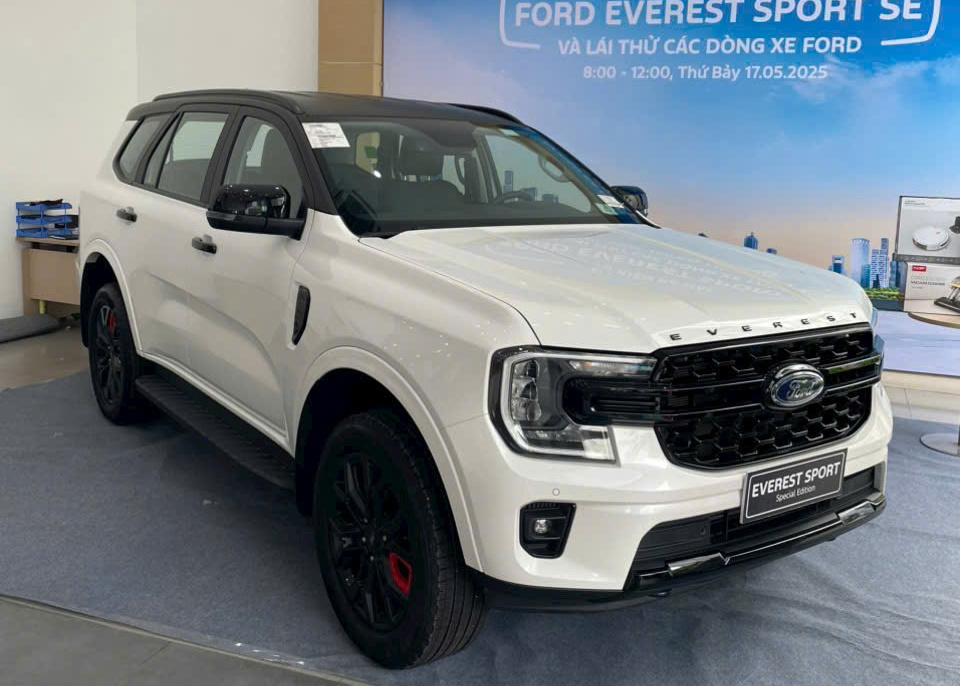 Ảnh thực tế Ford Everest Sport bản đặc biệt gần 1,2 tỷ đồng tại đại lý: Thêm 21 triệu đồng đổi lấy màu sơn kiểu mới, mâm xe giống Ranger Stormtrak- Ảnh 2. Ảnh thực tế Ford Everest Sport bản đặc biệt gần 1,2 tỷ đồng tại đại lý: Thêm 21 triệu đồng đổi lấy màu sơn kiểu mới, mâm xe giống Ranger Stormtrak- Ảnh 2.