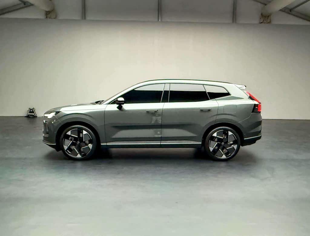 Ảnh thực tế Volvo XC70 vừa ‘hồi sinh’: Nhìn như xe điện nhưng là PHEV, mâm khủng 21 inch, về Việt Nam dễ tranh khách của ‘đàn em’ XC60- Ảnh 9.