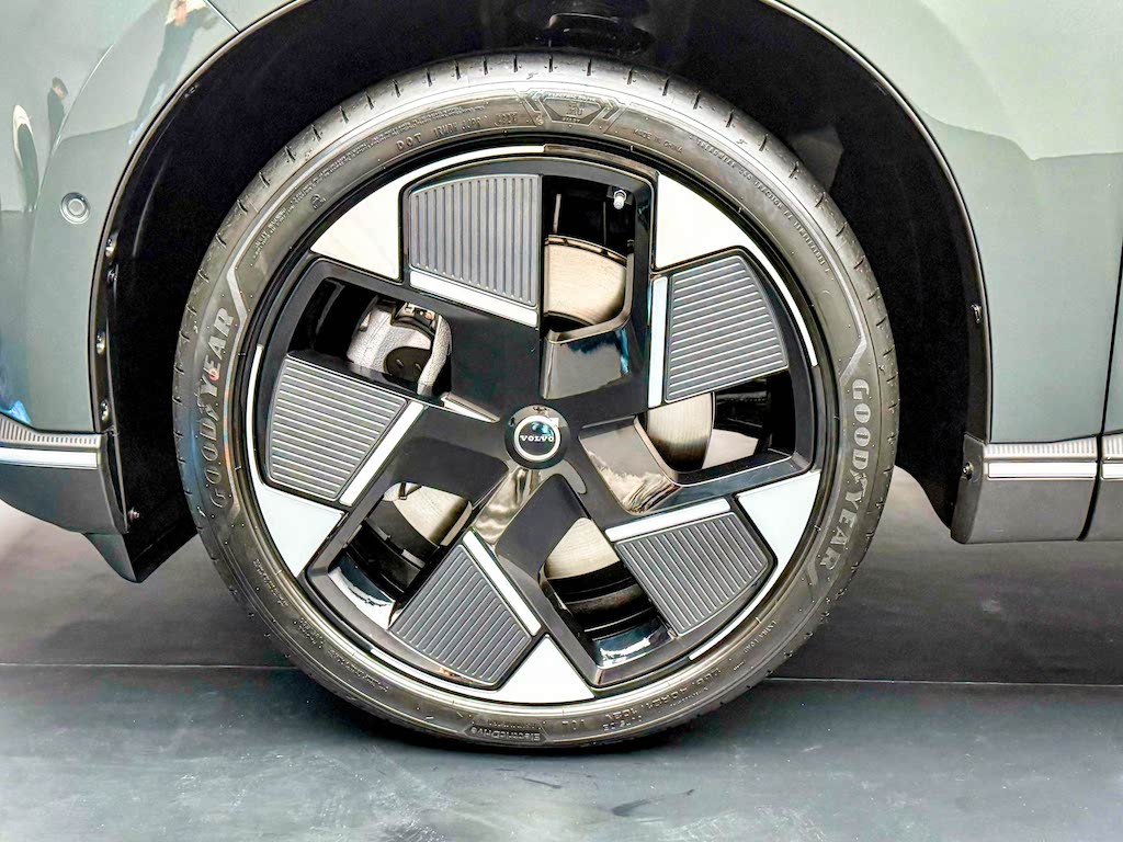 Ảnh thực tế Volvo XC70 vừa ‘hồi sinh’: Nhìn như xe điện nhưng là PHEV, mâm khủng 21 inch, về Việt Nam dễ tranh khách của ‘đàn em’ XC60- Ảnh 13.