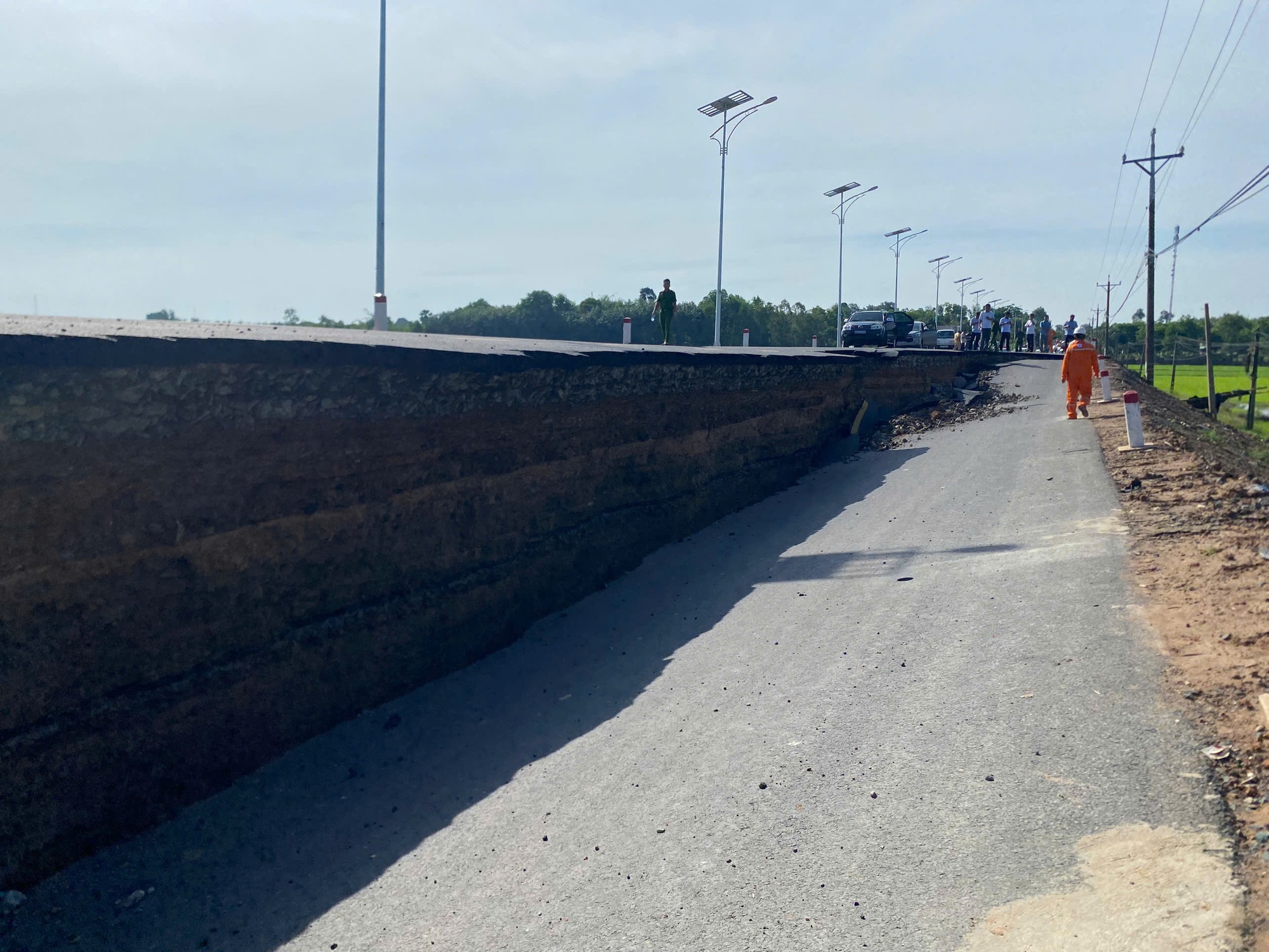 Vụ ô tô và xe máy rơi xuống hố sâu ở Tây Ninh: Quyền Chủ tịch UBND tỉnh Tây Ninh chỉ đạo gì?- Ảnh 3. Vụ ô tô và xe máy rơi xuống hố sâu ở Tây Ninh: Quyền Chủ tịch UBND tỉnh Tây Ninh chỉ đạo gì?- Ảnh 3.