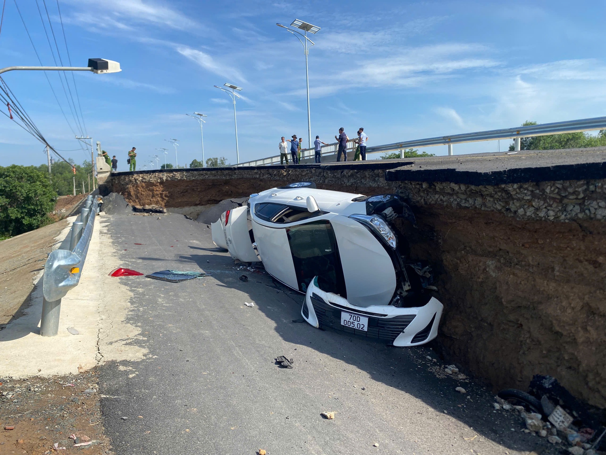 Vụ ô tô và xe máy rơi xuống hố sâu ở Tây Ninh: Quyền Chủ tịch UBND tỉnh Tây Ninh chỉ đạo gì?- Ảnh 2. Vụ ô tô và xe máy rơi xuống hố sâu ở Tây Ninh: Quyền Chủ tịch UBND tỉnh Tây Ninh chỉ đạo gì?- Ảnh 2.