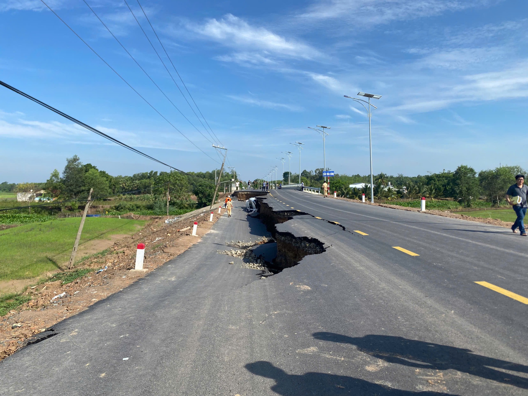 Vụ ô tô và xe máy rơi xuống hố sâu ở Tây Ninh: Quyền Chủ tịch UBND tỉnh Tây Ninh chỉ đạo gì?- Ảnh 1. Vụ ô tô và xe máy rơi xuống hố sâu ở Tây Ninh: Quyền Chủ tịch UBND tỉnh Tây Ninh chỉ đạo gì?- Ảnh 1.