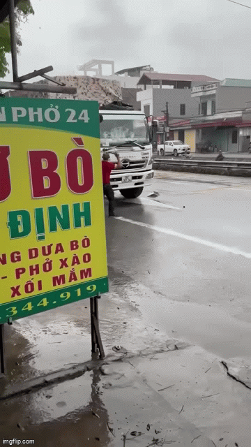 Người đàn ông cầm điếu cày đuổi đánh tài xế, đập vỡ kính xe tải: Đi làm ăn xa, vừa về quê đã gây chuyện- Ảnh 1.