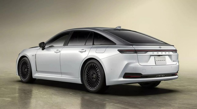 Toyota Crown ra phiên bản đặc biệt hai tông màu như Maybach- Ảnh 5.