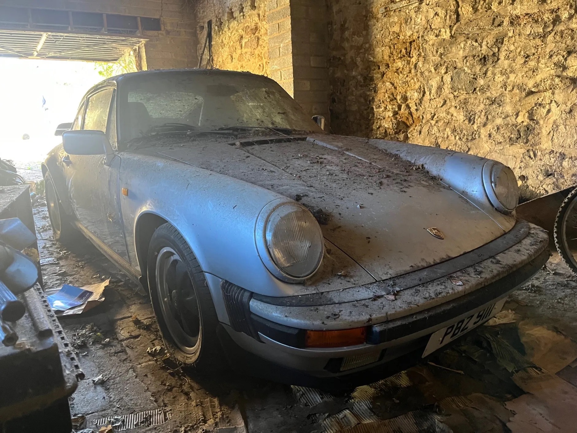 Porsche 911 bị bỏ xó 14 năm được dân chơi trả giá gấp 3 lần ước tính ban đầu nhờ 2 yếu tố- Ảnh 2. Porsche 911 bị bỏ xó 14 năm được dân chơi trả giá gấp 3 lần ước tính ban đầu nhờ 2 yếu tố- Ảnh 2.