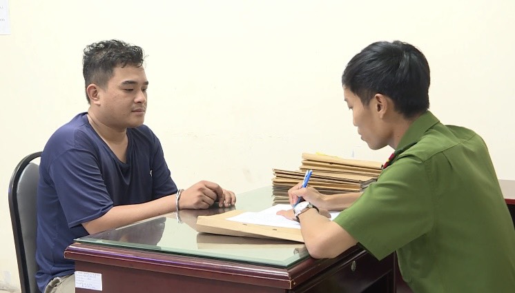 CSGT TP HCM bắt khẩn cấp người chống lệnh và bỏ chạy trên đường Lê Khả Phiêu- Ảnh 1. CSGT TP HCM bắt khẩn cấp người chống lệnh và bỏ chạy trên đường Lê Khả Phiêu- Ảnh 1.