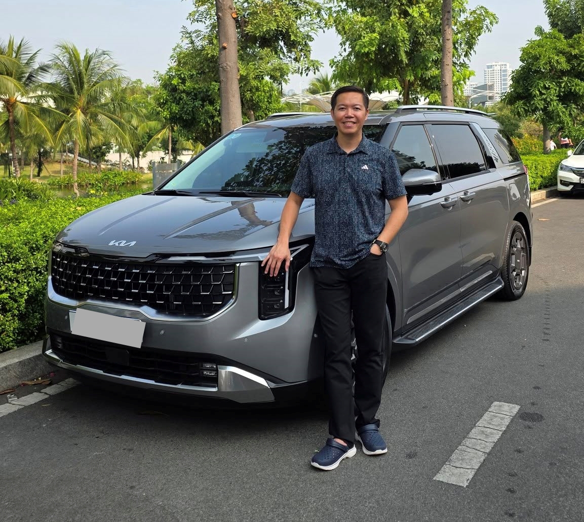 Có BMW, Mercedes vẫn mua Kia Carnival Hybrid, chủ xe chia sẻ: 'Đi sướng nhưng không thực sự tiết kiệm xăng, cách âm ngang X5'- Ảnh 1. Có BMW, Mercedes vẫn mua Kia Carnival Hybrid, chủ xe chia sẻ: 'Đi sướng nhưng không thực sự tiết kiệm xăng, cách âm ngang X5'- Ảnh 1.