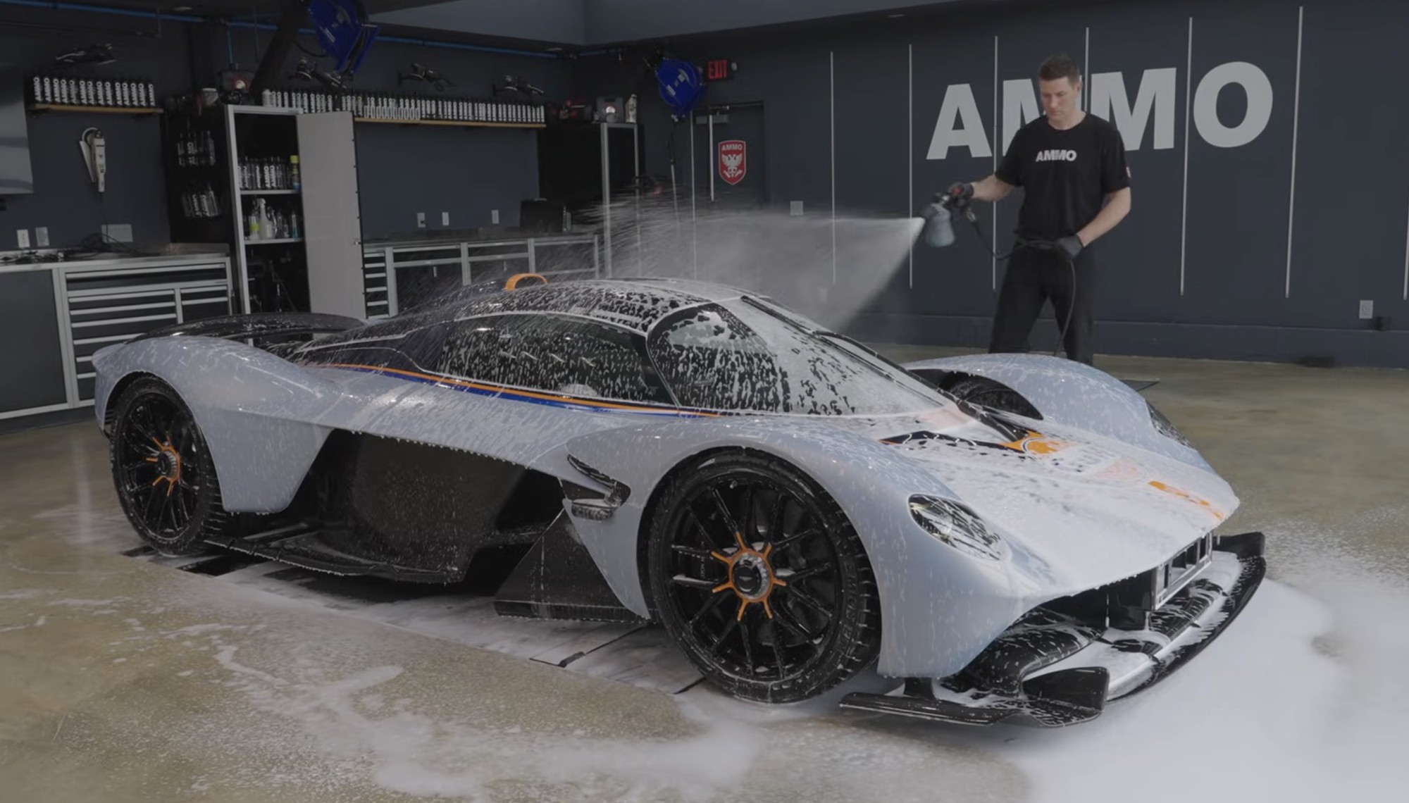Chuyên viên vệ sinh siêu xe Aston Martin được dặn không được bấm vào 2 nút này, nếu không sẽ tốn tiền tỷ để sửa- Ảnh 3.