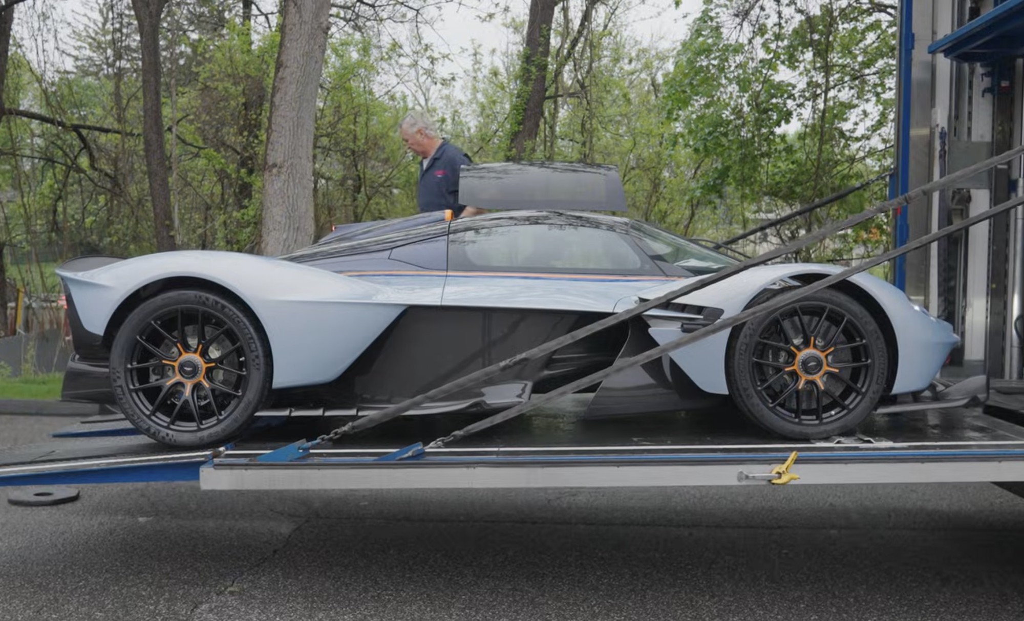 Chuyên viên vệ sinh siêu xe Aston Martin được dặn không được bấm vào 2 nút này, nếu không sẽ tốn tiền tỷ để sửa- Ảnh 2.