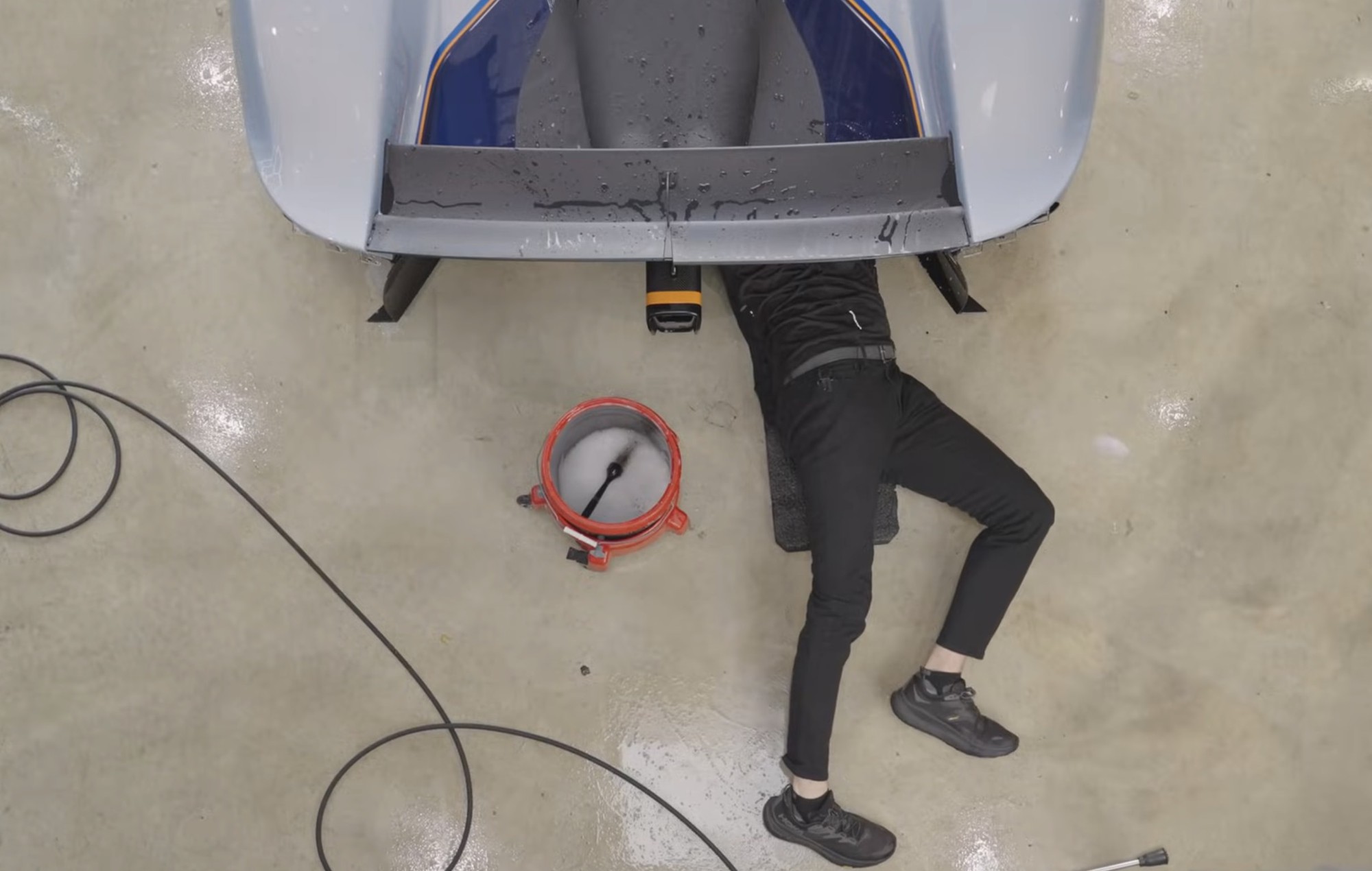 Chuyên viên vệ sinh siêu xe Aston Martin được dặn không được bấm vào 2 nút này, nếu không sẽ tốn tiền tỷ để sửa- Ảnh 4.