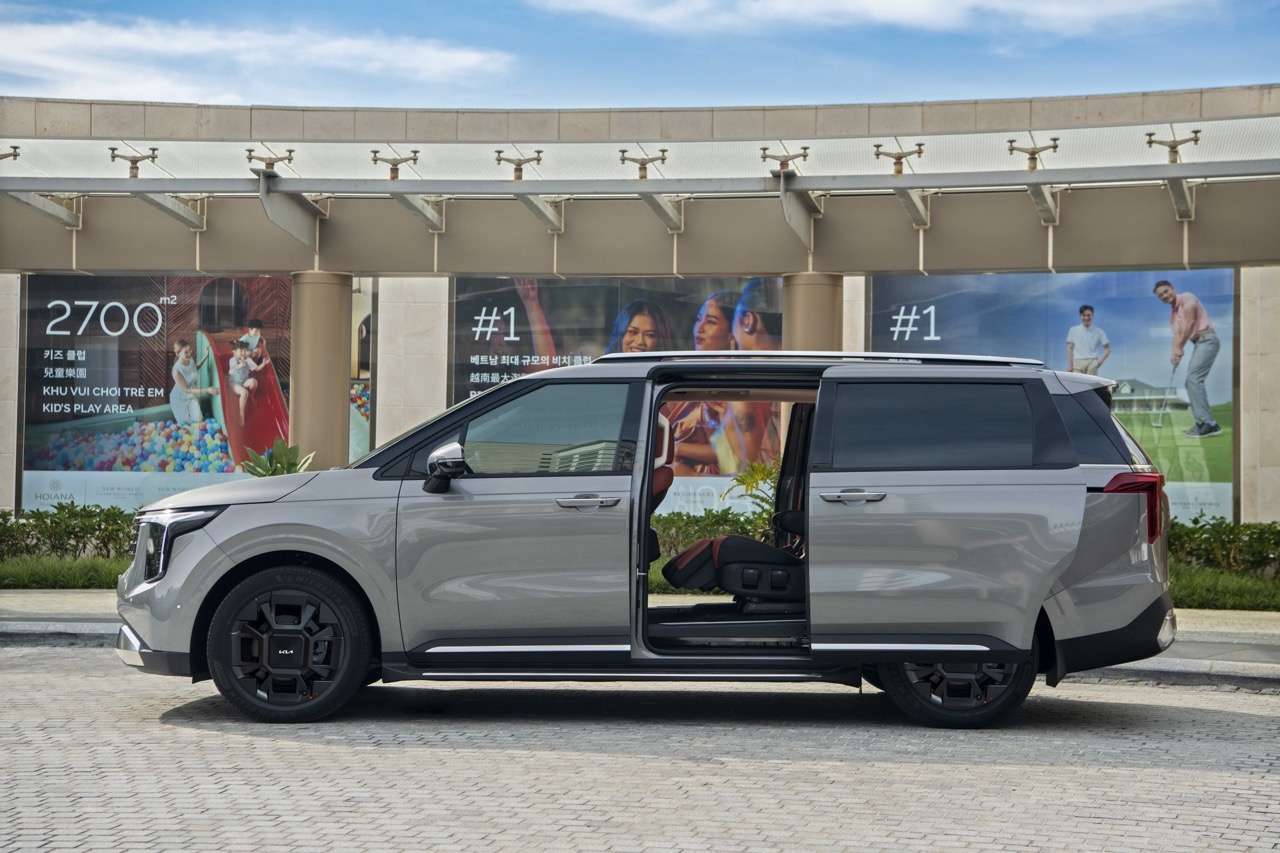 Có BMW, Mercedes vẫn mua Kia Carnival Hybrid, chủ xe chia sẻ: 'Đi sướng nhưng không thực sự tiết kiệm xăng, cách âm ngang X5'- Ảnh 2. Có BMW, Mercedes vẫn mua Kia Carnival Hybrid, chủ xe chia sẻ: 'Đi sướng nhưng không thực sự tiết kiệm xăng, cách âm ngang X5'- Ảnh 2.