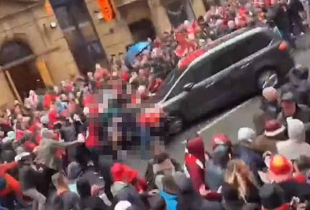 Video: Kinh hoàng cảnh "xe điên" lao vào đám đông cổ động viên diễu hành khiến hàng chục người nhập viện- Ảnh 2. Video: Kinh hoàng cảnh "xe điên" lao vào đám đông cổ động viên diễu hành khiến hàng chục người nhập viện- Ảnh 2.
