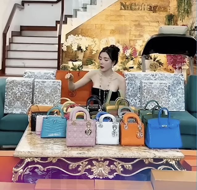 Ngân Collagen khoe dinh thự 500 tỉ đồng, dàn siêu xe, kim cương... trên mạng xã hội- Ảnh 8. Ngân Collagen khoe dinh thự 500 tỉ đồng, dàn siêu xe, kim cương... trên mạng xã hội- Ảnh 8.