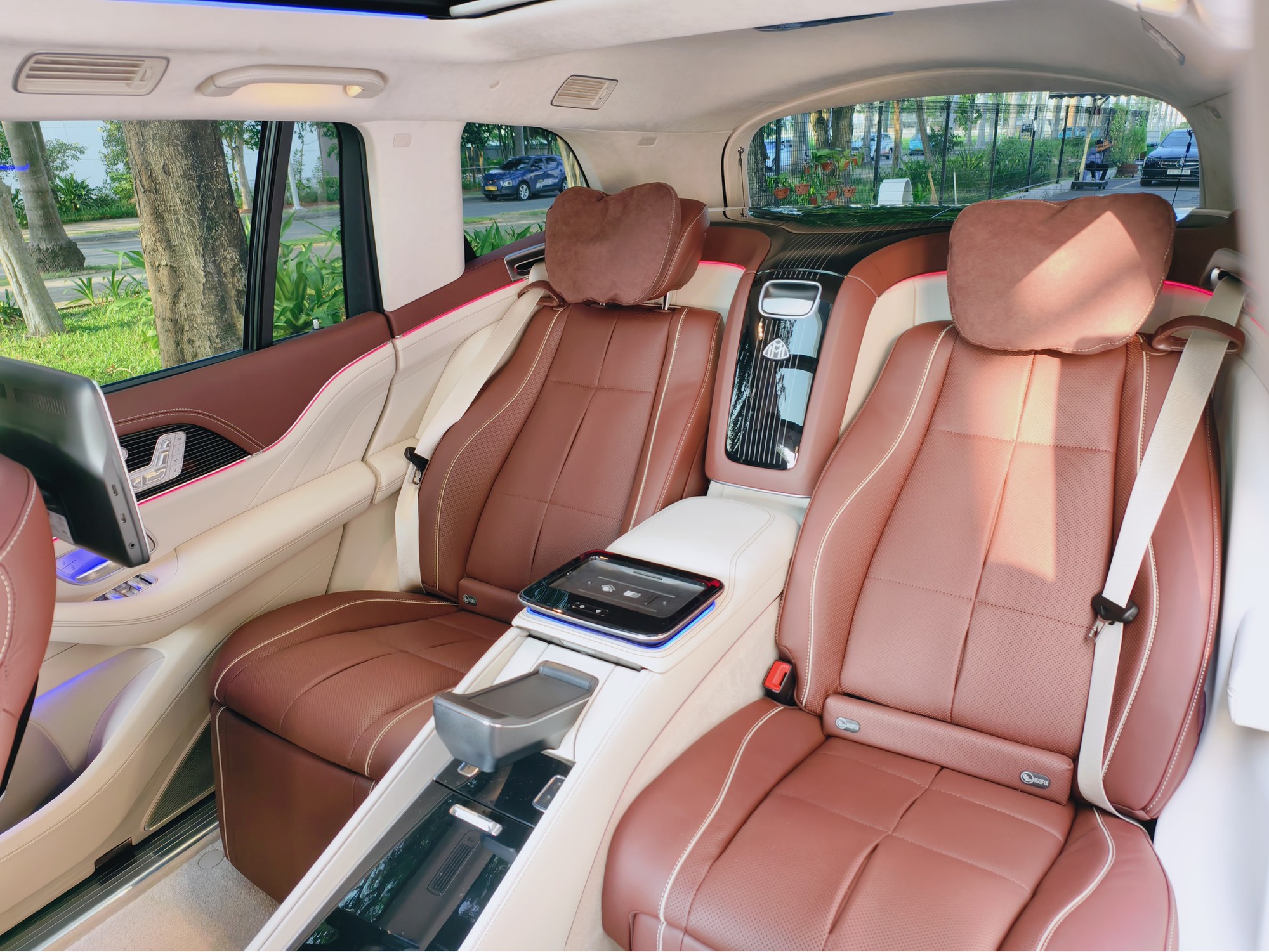 Cận cảnh Mercedes-Maybach GLS 480 hiếm ở đại lý: Riêng tiền chọn màu sơn thừa mua Mazda CX-5 bản cao nhất- Ảnh 4. Cận cảnh Mercedes-Maybach GLS 480 hiếm ở đại lý: Riêng tiền chọn màu sơn thừa mua Mazda CX-5 bản cao nhất- Ảnh 4.