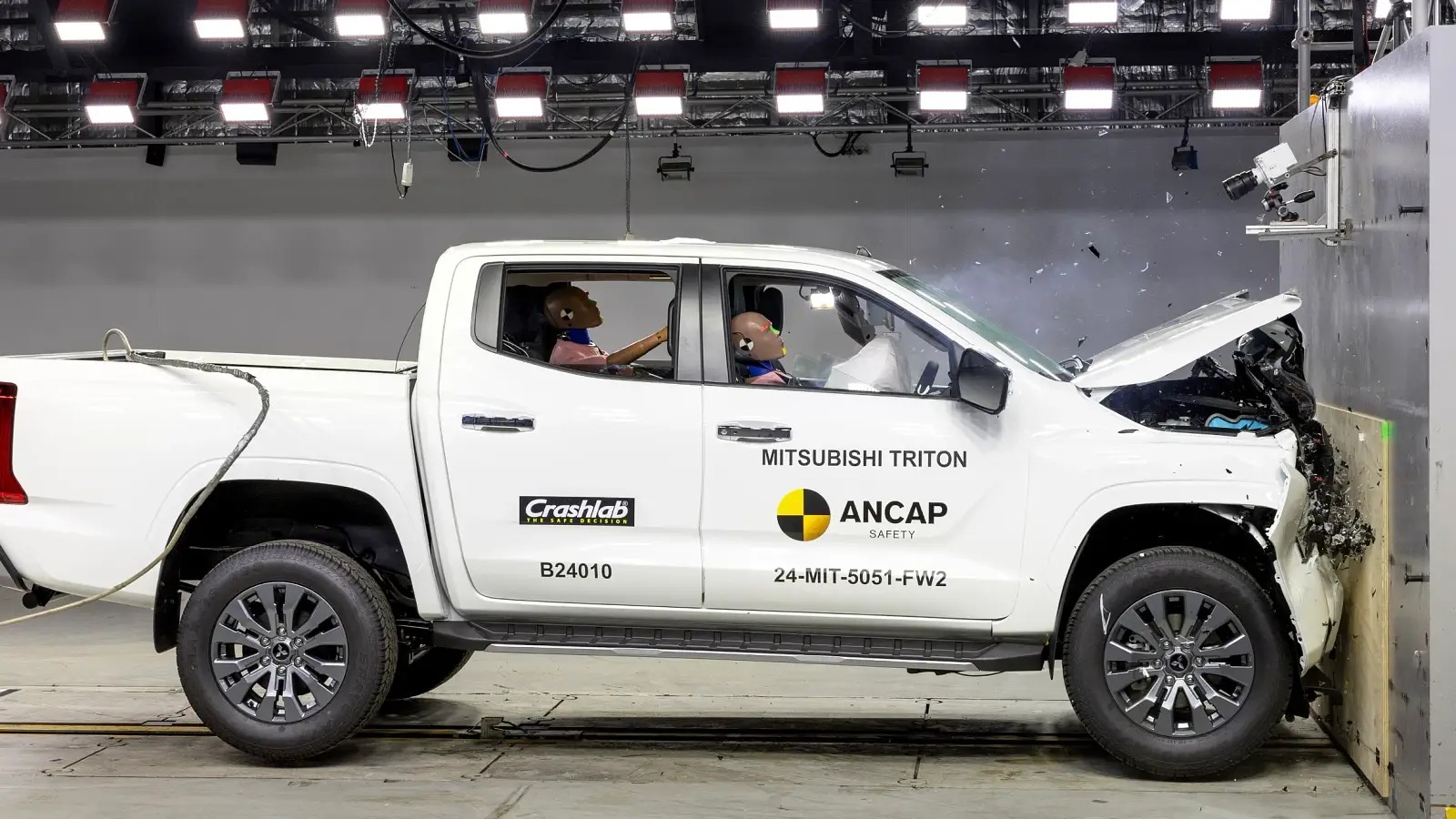 Mitsubishi Triton 2025 đạt 5 sao an toàn ANCAP, nhưng vẫn cần giảm cảnh báo 'thừa', cải thiện phanh khẩn cấp- Ảnh 3. Mitsubishi Triton 2025 đạt 5 sao an toàn ANCAP, nhưng vẫn cần giảm cảnh báo 'thừa', cải thiện phanh khẩn cấp- Ảnh 3.