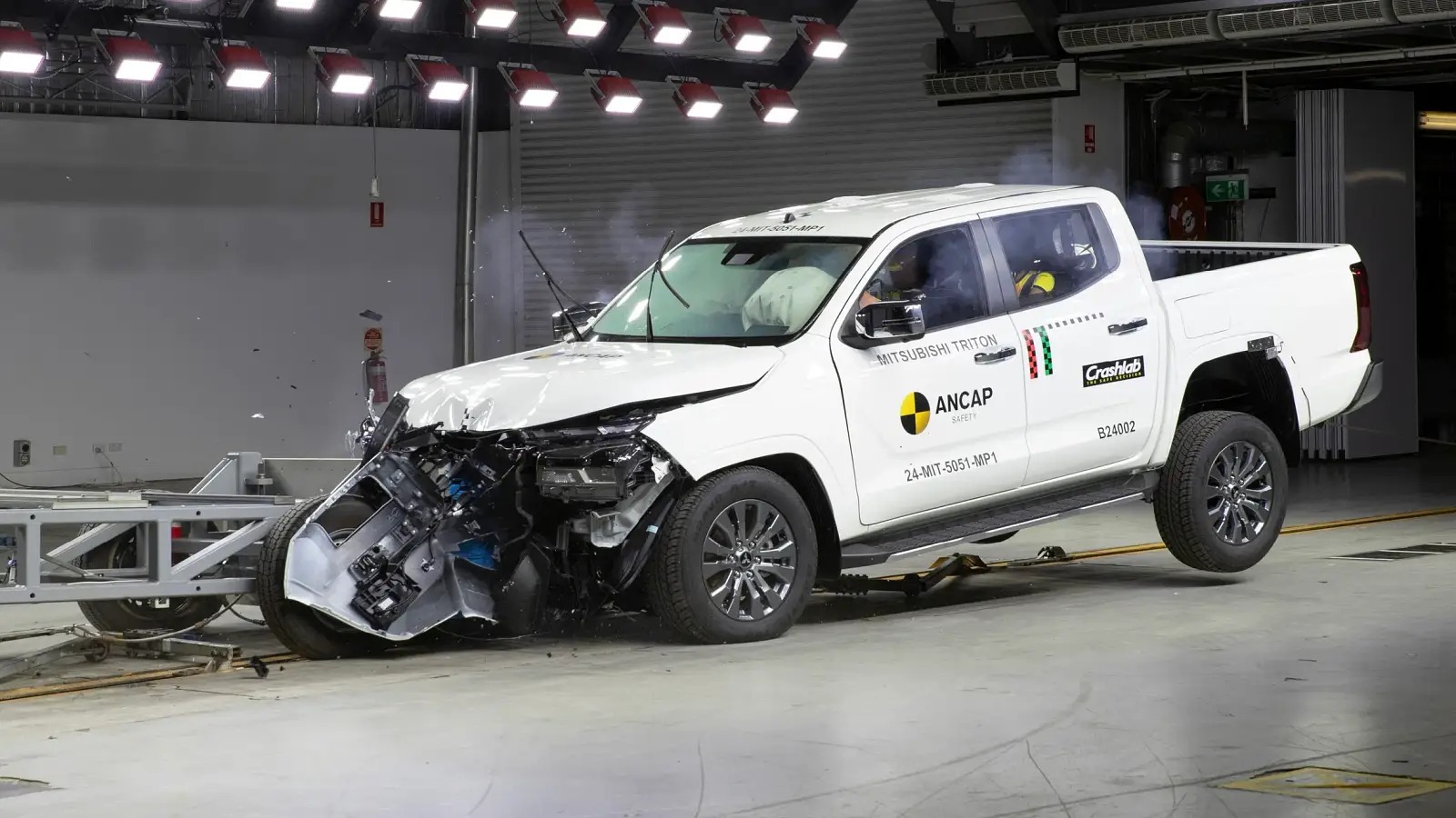 Mitsubishi Triton 2025 đạt 5 sao an toàn ANCAP, nhưng vẫn cần giảm cảnh báo 'thừa', cải thiện phanh khẩn cấp- Ảnh 2. Mitsubishi Triton 2025 đạt 5 sao an toàn ANCAP, nhưng vẫn cần giảm cảnh báo 'thừa', cải thiện phanh khẩn cấp- Ảnh 2.