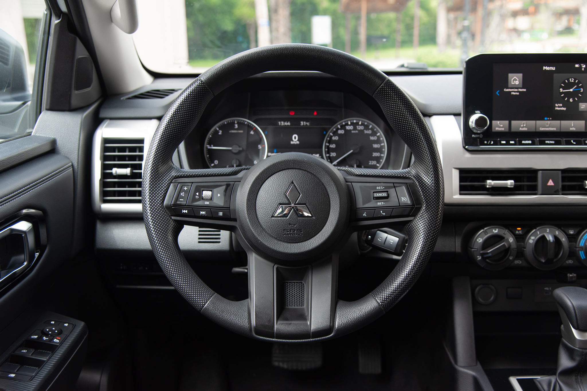 Đem Mitsubishi Triton và Toyota Hilux bản ‘base’ AT đi ‘cày’ xem xe nào hợp dân công trình hơn: Chở tốt, lái ổn thì đánh đổi bớt công nghệ- Ảnh 19.