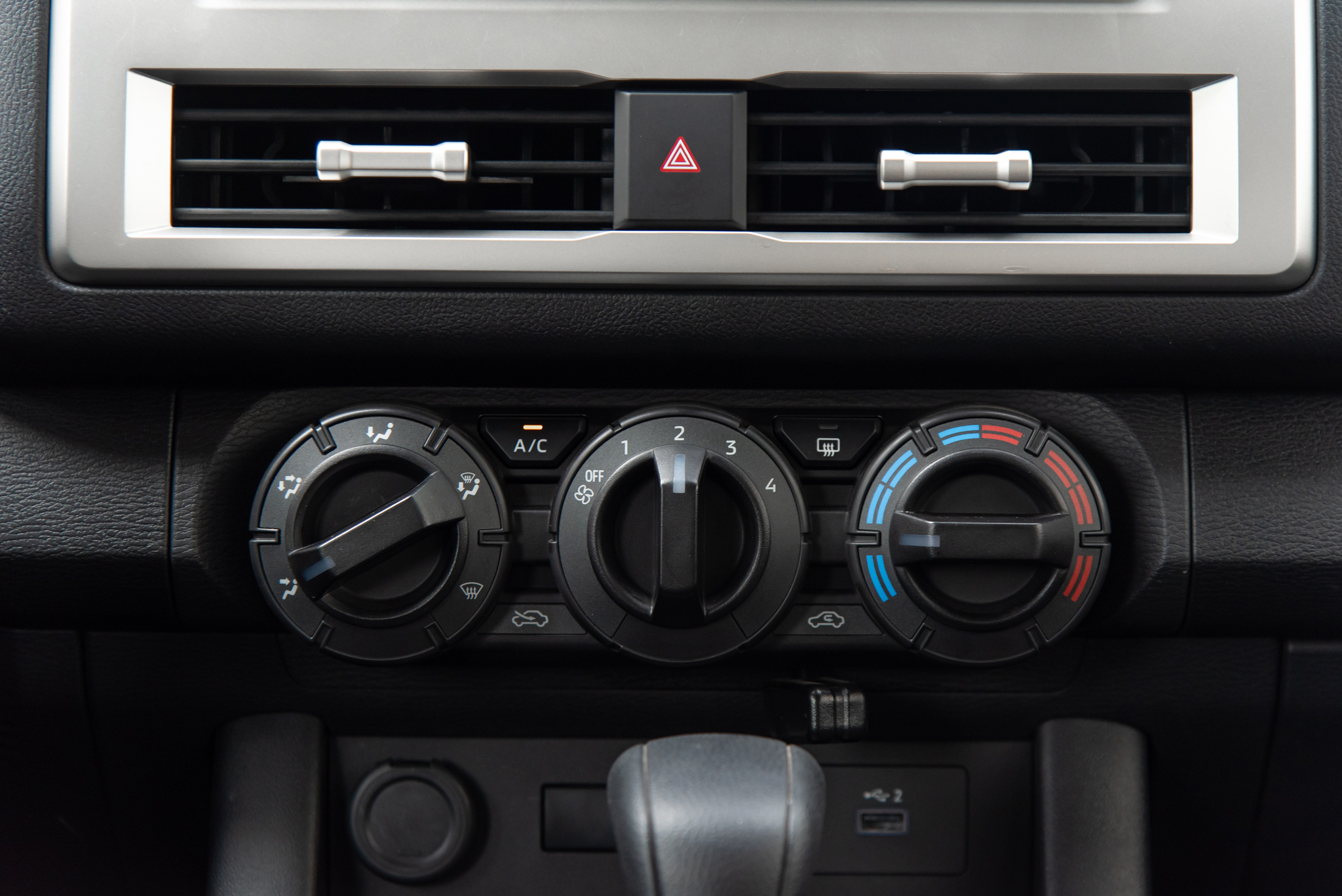 Đem Mitsubishi Triton và Toyota Hilux bản ‘base’ AT đi ‘cày’ xem xe nào hợp dân công trình hơn: Chở tốt, lái ổn thì đánh đổi bớt công nghệ- Ảnh 22.