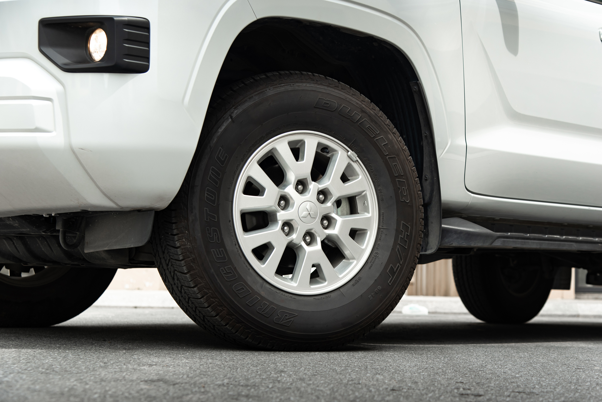 Đem Mitsubishi Triton và Toyota Hilux bản ‘base’ AT đi ‘cày’ xem xe nào hợp dân công trình hơn: Chở tốt, lái ổn thì đánh đổi bớt công nghệ- Ảnh 7.