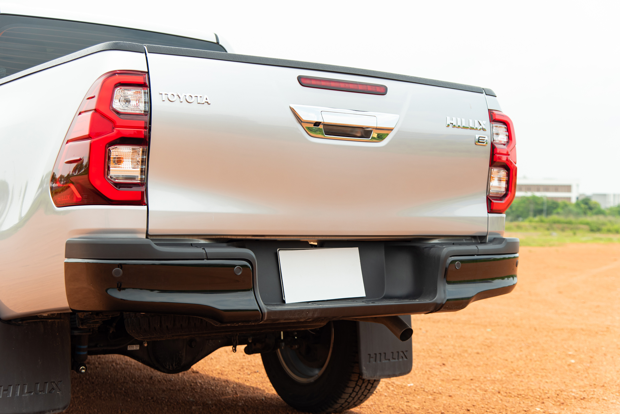 Đem Mitsubishi Triton và Toyota Hilux bản ‘base’ AT đi ‘cày’ xem xe nào hợp dân công trình hơn: Chở tốt, lái ổn thì đánh đổi bớt công nghệ- Ảnh 12.