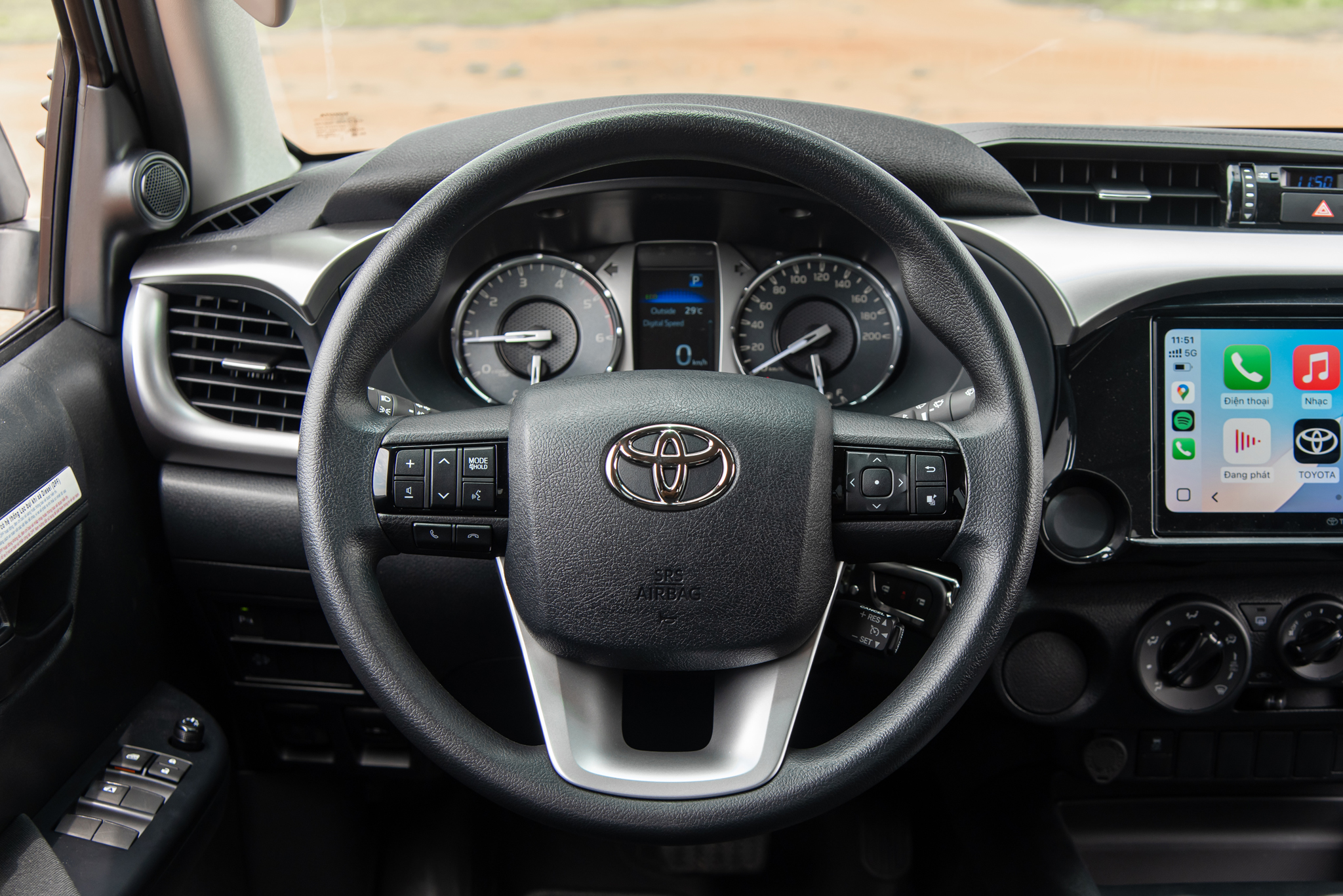 Đem Mitsubishi Triton và Toyota Hilux bản ‘base’ AT đi ‘cày’ xem xe nào hợp dân công trình hơn: Chở tốt, lái ổn thì đánh đổi bớt công nghệ- Ảnh 25.