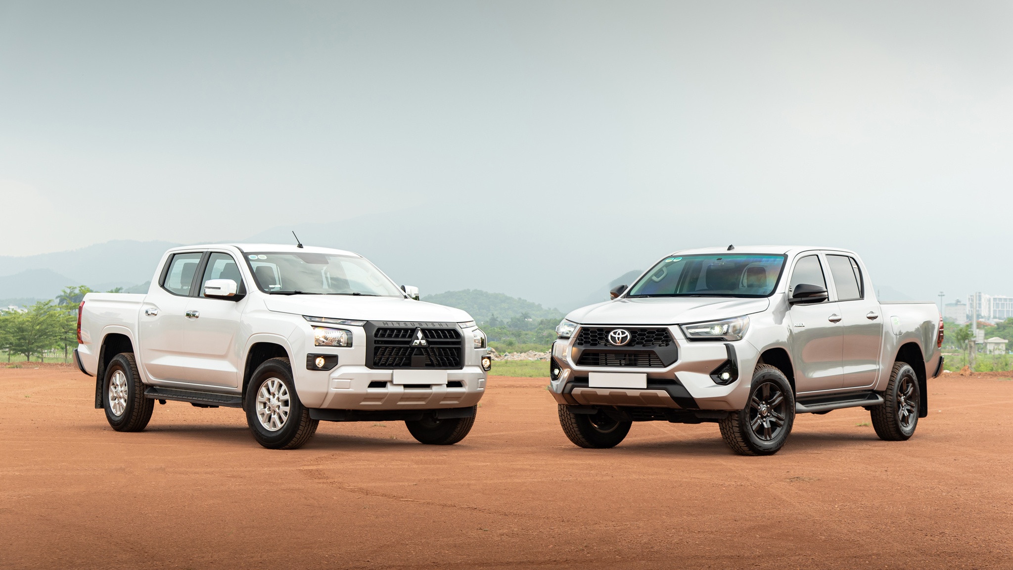 Đem Mitsubishi Triton và Toyota Hilux bản ‘base’ AT đi ‘cày’ xem xe nào hợp dân công trình hơn: Chở tốt, lái ổn thì đánh đổi bớt công nghệ- Ảnh 1. Đem Mitsubishi Triton và Toyota Hilux bản ‘base’ AT đi ‘cày’ xem xe nào hợp dân công trình hơn: Chở tốt, lái ổn thì đánh đổi bớt công nghệ- Ảnh 1.