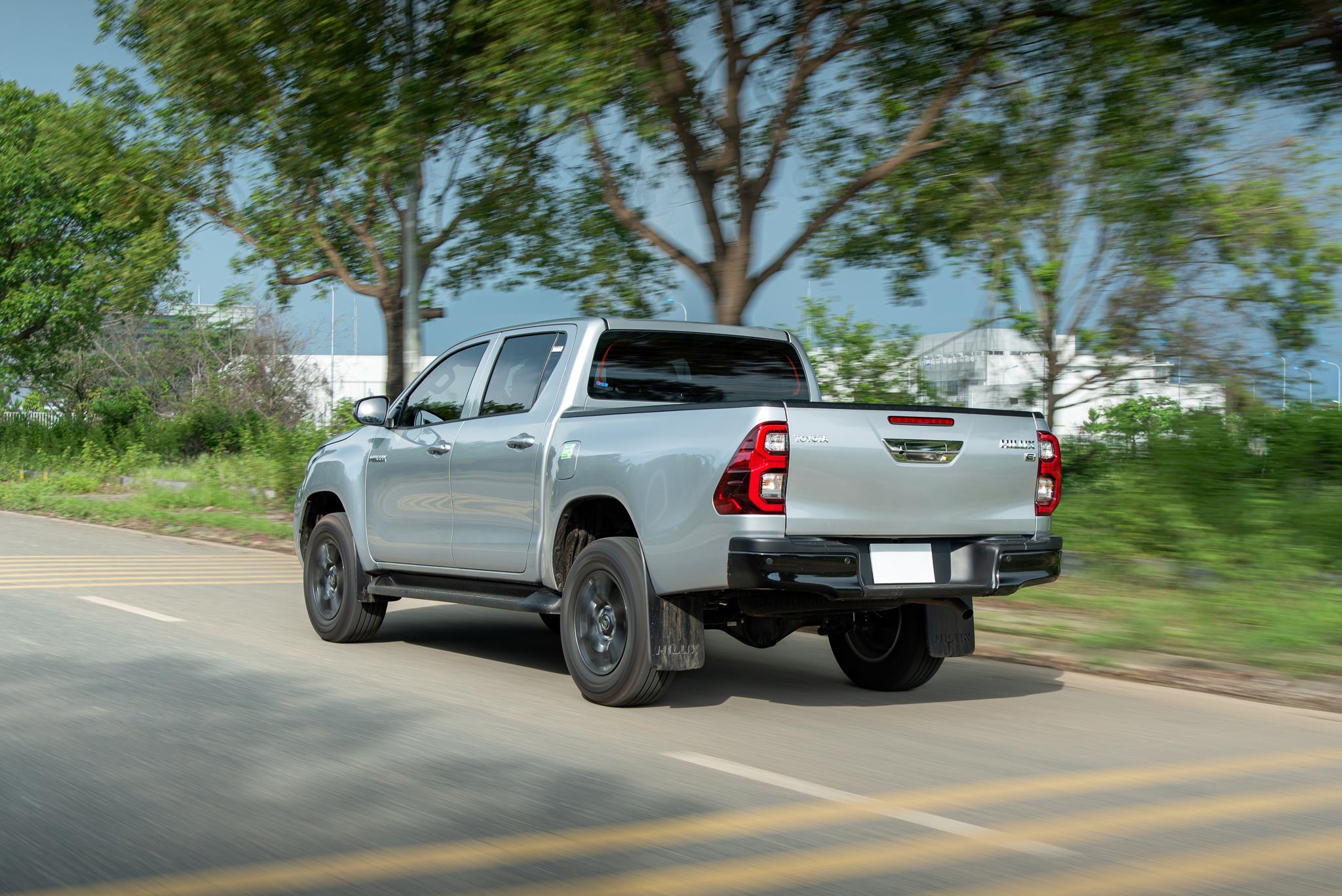 Đem Mitsubishi Triton và Toyota Hilux bản ‘base’ AT đi ‘cày’ xem xe nào hợp dân công trình hơn: Chở tốt, lái ổn thì đánh đổi bớt công nghệ- Ảnh 33.