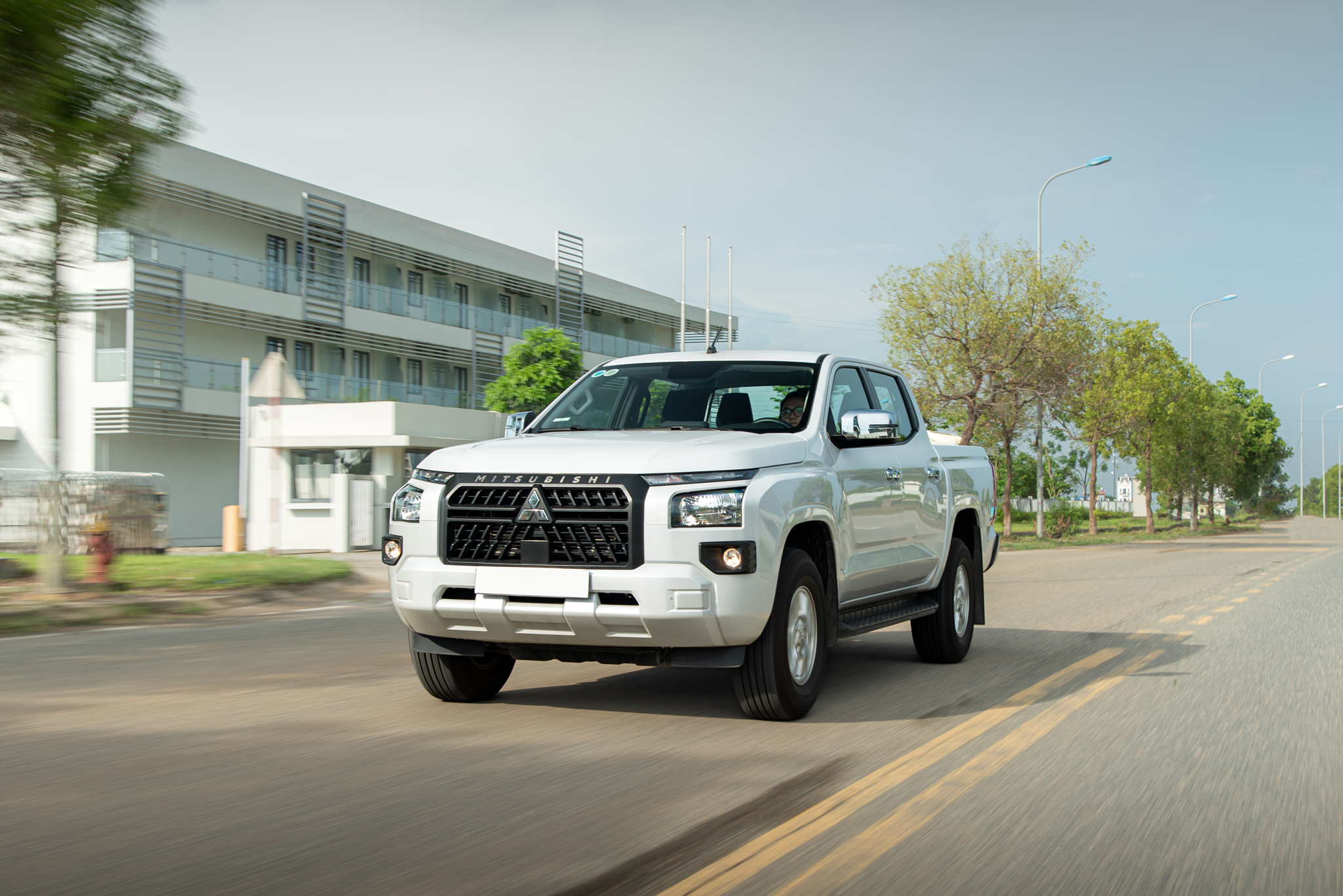 Đem Mitsubishi Triton và Toyota Hilux bản ‘base’ AT đi ‘cày’ xem xe nào hợp dân công trình hơn: Chở tốt, lái ổn thì đánh đổi bớt công nghệ- Ảnh 30.