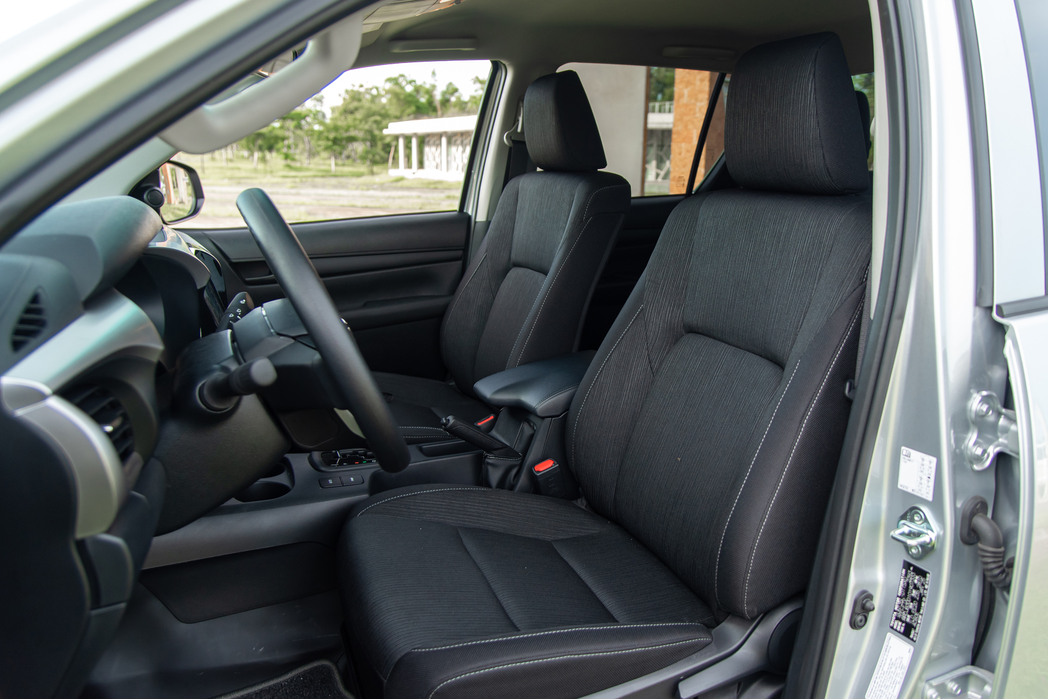 Đem Mitsubishi Triton và Toyota Hilux bản ‘base’ AT đi ‘cày’ xem xe nào hợp dân công trình hơn: Chở tốt, lái ổn thì đánh đổi bớt công nghệ- Ảnh 17.