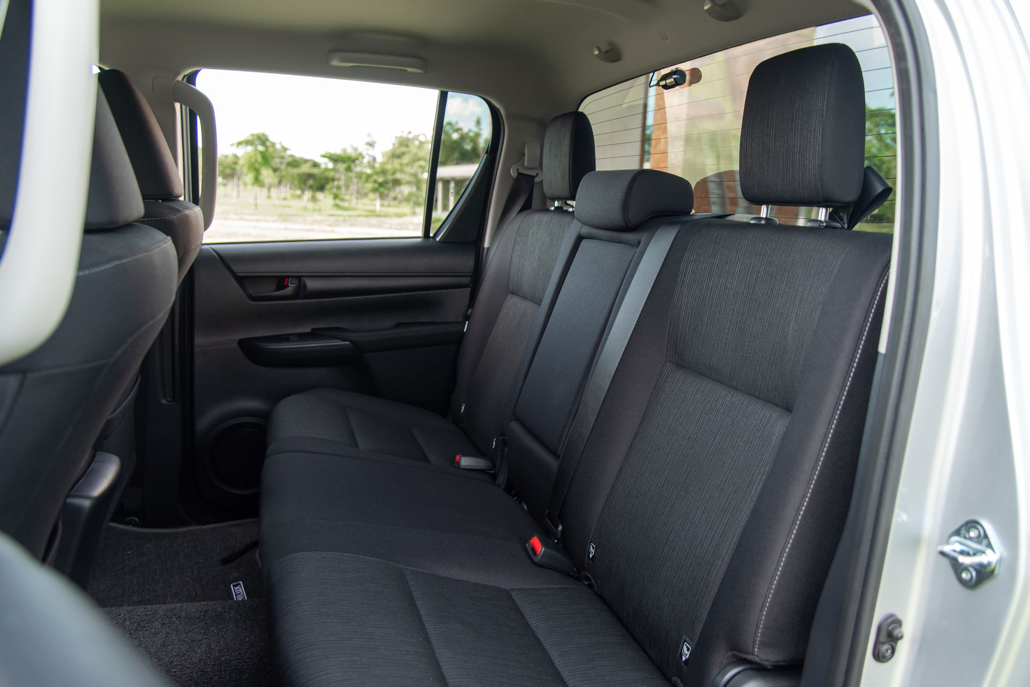 Đem Mitsubishi Triton và Toyota Hilux bản ‘base’ AT đi ‘cày’ xem xe nào hợp dân công trình hơn: Chở tốt, lái ổn thì đánh đổi bớt công nghệ- Ảnh 18.