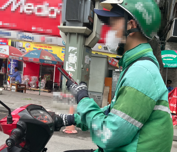 Vừa lái xe vừa sử dụng điện thoại - 