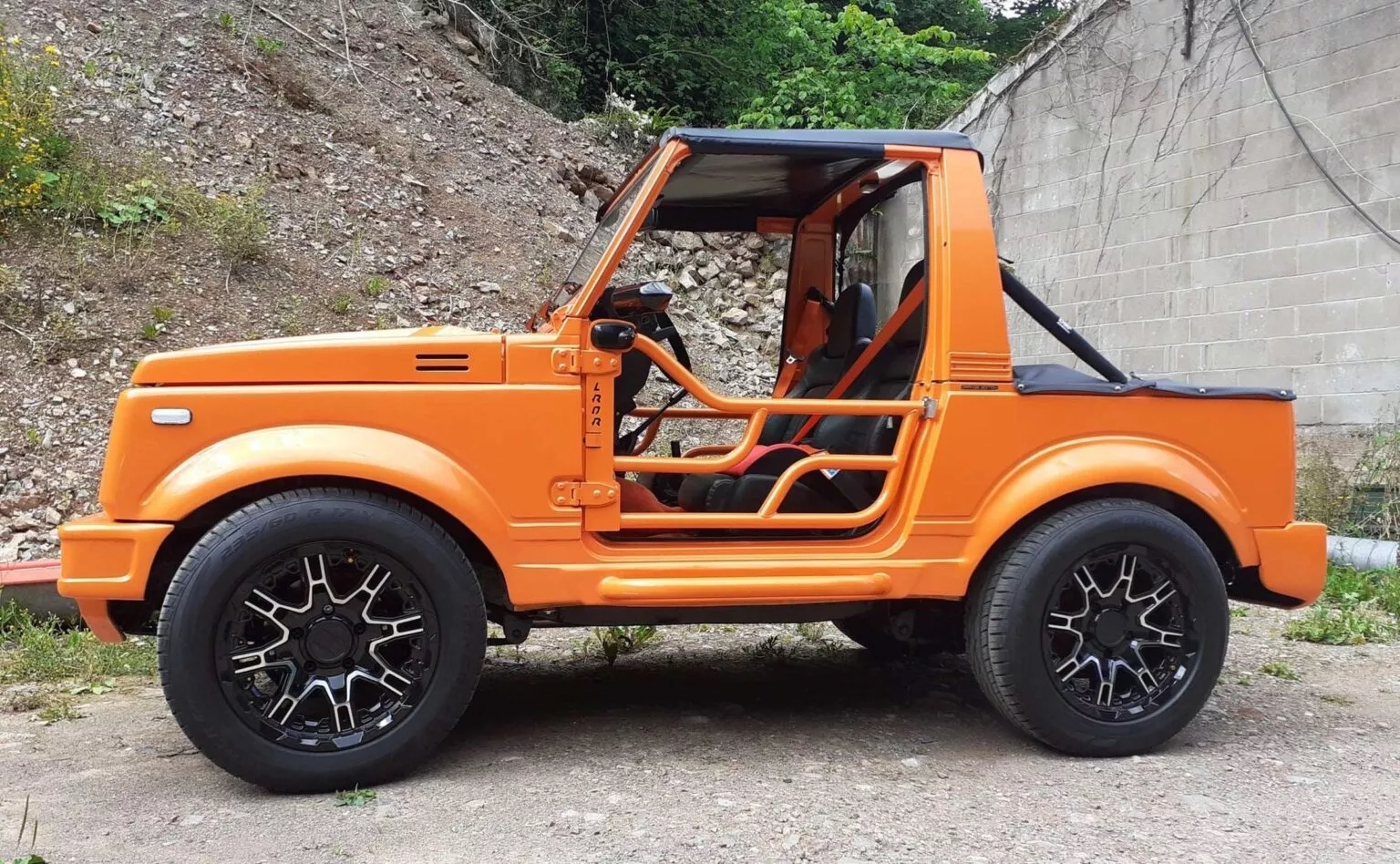 Suzuki Jimny 'nổi loạn' hóa thành bán tải: Mạnh 110 mã lực, có chi tiết như Lamborghini, Ford Bronco- Ảnh 1.