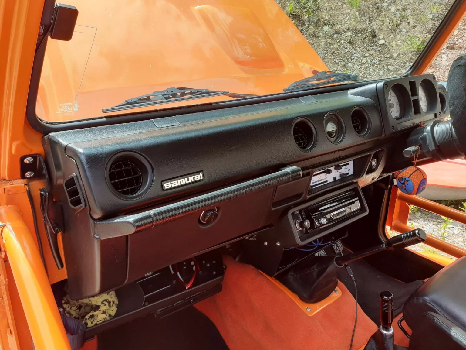 Suzuki Jimny 'nổi loạn' hóa thành bán tải: Mạnh 110 mã lực, có chi tiết như Lamborghini, Ford Bronco- Ảnh 8.