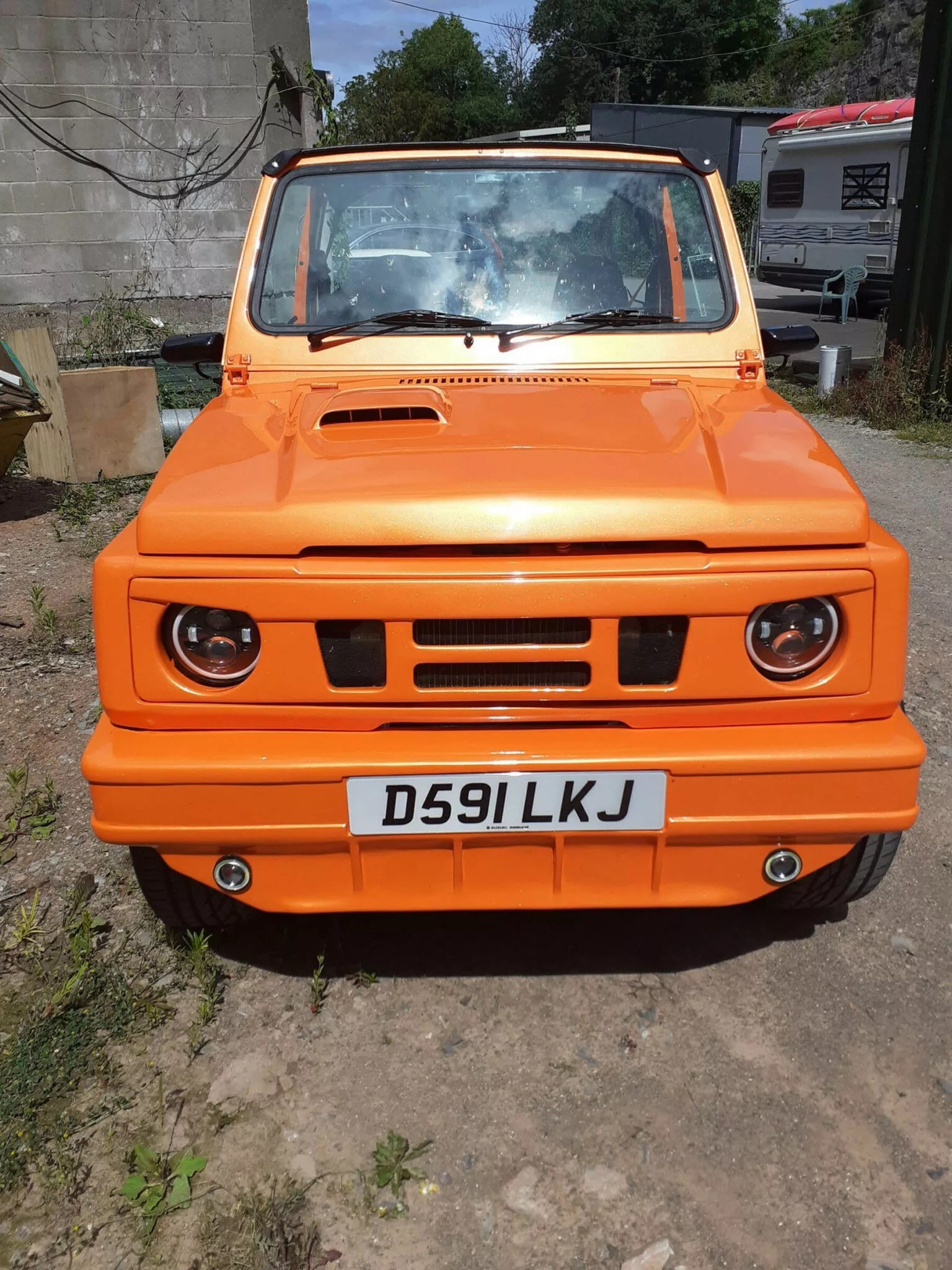 Suzuki Jimny 'nổi loạn' hóa thành bán tải: Mạnh 110 mã lực, có chi tiết như Lamborghini, Ford Bronco- Ảnh 2.